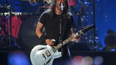 Dave Grohl actúa con los Foo Fighters en la ceremonia de introducción en el Salón de la Fama del Rock & Roll, el domingo 31 de octubre de 2021 en Cleveland.&nbsp;