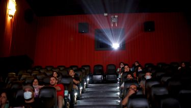 Público viendo una película a casi un año de que se cerraran las salas por la pandemia de COVID-19, en Buenos Aires, Argentina, el 3 de marzo de 2021.