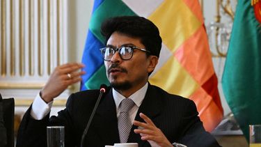 El canciller boliviano Fernando Aramayo habla durante una reunión con la prensa internacional el 6 de mayo de 2026 en La Paz. En la ocasión, Aramayo afirmó que el país busca alcanzar un acuerdo de cooperación tecnológica con Estados Unidos para impulsar el desarrollo de su industria del litio.