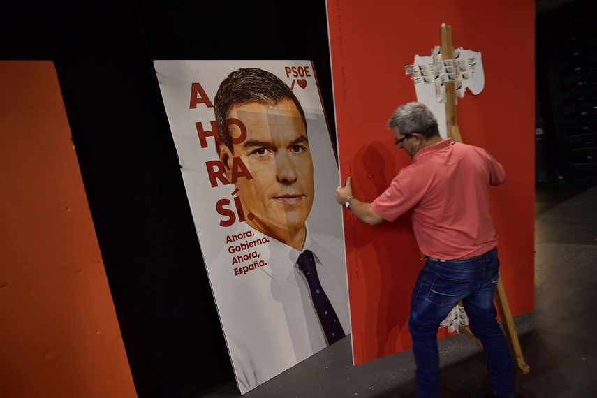 En esta imagen, tomada el 1 de noviembre de 2019, un operario traslada carteles con la imagen del candidato del Partido Socialista a la presidencia del gobierno, Pedro S&aacute;nchez, antes de un m&iacute;tin en Pamplona, en el norte de Espa&ntilde;a.