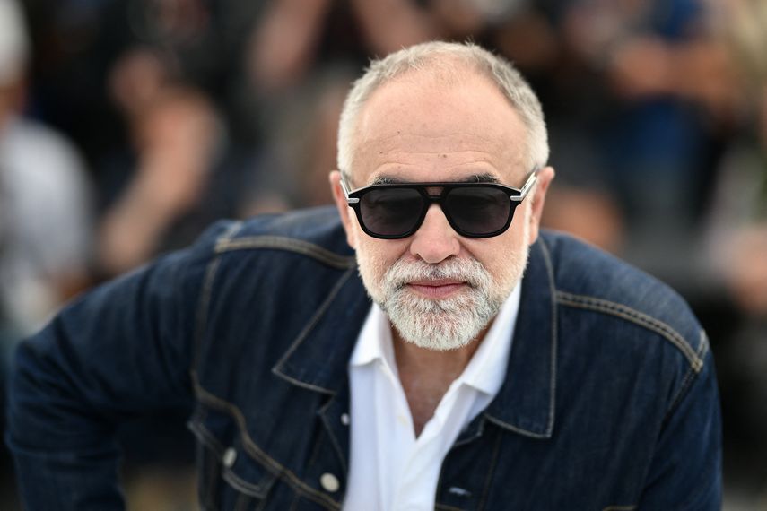 El cineasta brasileño Karim Ainouz posa durante la sesión fotográfica de la película Motel Destino en la 77.ª edición del Festival de Cine de Cannes, en Cannes, sur de Francia, el 23 de mayo de 2024.