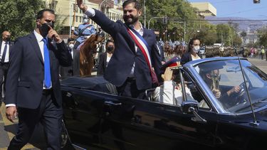 El presidente de Chile, Gabriel Boric, saluda desde el recorrido presidencial.&nbsp;