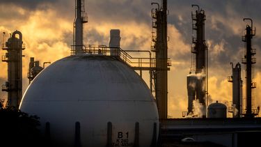Chimeneas y un tanque en una planta química de BASF en Ludwigshafen, Alemania, el martes 27 de septiembre de 2022.&nbsp;