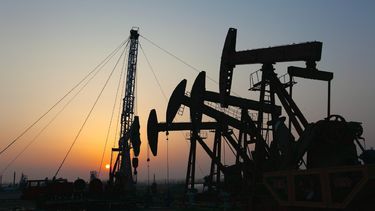 En los veinte años transcurridos desde que el fallecido presidente Hugo Chávez llegó al poder, la producción de petróleo se ha reducido a menos de la mitad.