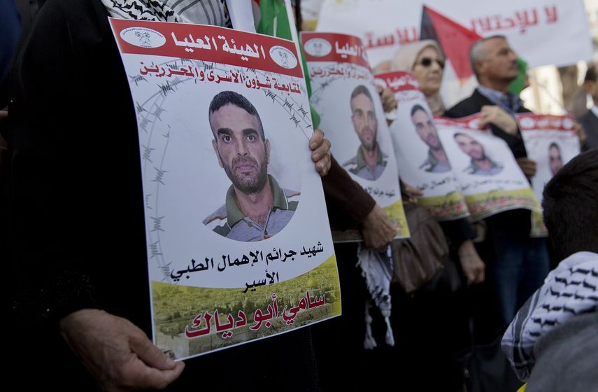 Manifestantes con retratos del preso palestino Sami Abu Diak, quien muri&oacute; en una c&aacute;rcel israel&iacute;, marchan en Ramal&aacute;, Cisjordania, martes 26 de noviembre de 2019.&nbsp;