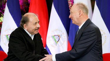 El dictador Daniel Ortega (izq.) estrechando la mano del Secretario del Consejo de Seguridad de la Federación Rusa, General Nikolai Patrushev, durante una reunión en Managua, el 28 de febrero de 2024.