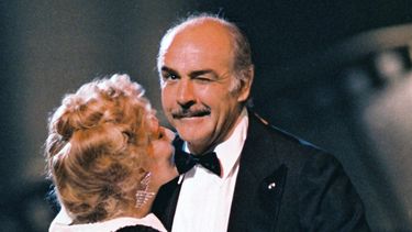En esta foto de archivo tomada el 7 de marzo de 1987, el actor británico Sean Connery, presidente de la XII edición de los Premios César de la Academia Francesa, guiña un ojo al fotógrafo mientras baila en París con la actriz francesa Jeanne Moreau, en la ceremonia anual de premios de la industria cinematográfica francesa.&nbsp; 