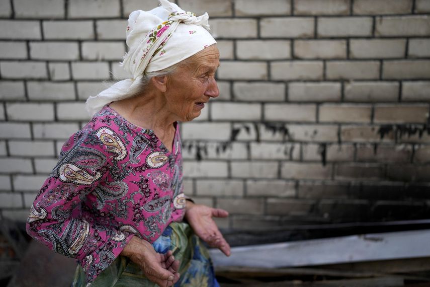Hanna Sylivon, de 76 años, llora fuera de su casa, destruida por los ataques rusos en Cherníhiv, Ucrania, el domingo 19 de junio de 2022.&nbsp;