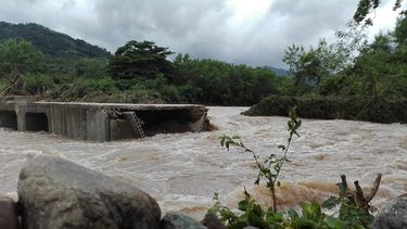 Vista parcial del&nbsp;puente&nbsp;sobre el rio Yao Nave, en el oriente de Cuba, que colaps&oacute; al paso de la tormenta tropical Laura.