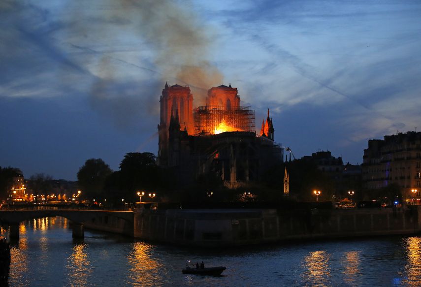 Llamas y humo saliendo de la catedral de Notre Dame, en Par&iacute;s, mientras los bomberos combaten el incendio el 15 de abril de 2019.&nbsp;