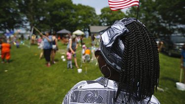 Fotografía de archivo del 4 de julio de 2019 de Malu Klo, una mujer en busca de asilo originaria de Congo, durante un picnic para refugiados en el parque Fort Williams en Cape Elizabeth, Maine. 
