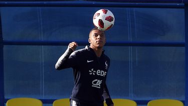 El francés Kylian Mbappe, que estaba cedido por un año al PSG desde el Mónaco y con cláusula de compra por 135 millones de euros, es la ficha más alta que se ha pagado este año.