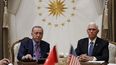 El presidente turco Recep Tayyip Erdogan, izquierda, se reúne con el vicepresidente de EEUU, Mike Pence, en el Palacio Presidencial en Ankara, Turquía, jueves 17 de octubre de 2019.