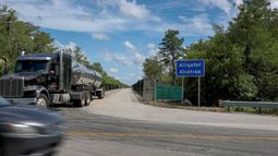 Un camión con combustible sale de Alligator Alcatraz en el Aeropuerto de Entrenamiento y Transición Dade-Collier el 10 de julio de 2025 en Ochopee, Florida. Un camión con combustible sale de Alligator Alcatraz en el Aeropuerto de Entrenamiento y Transición Dade-Collier el 10 de julio de 2025 en Ochopee, Florida.