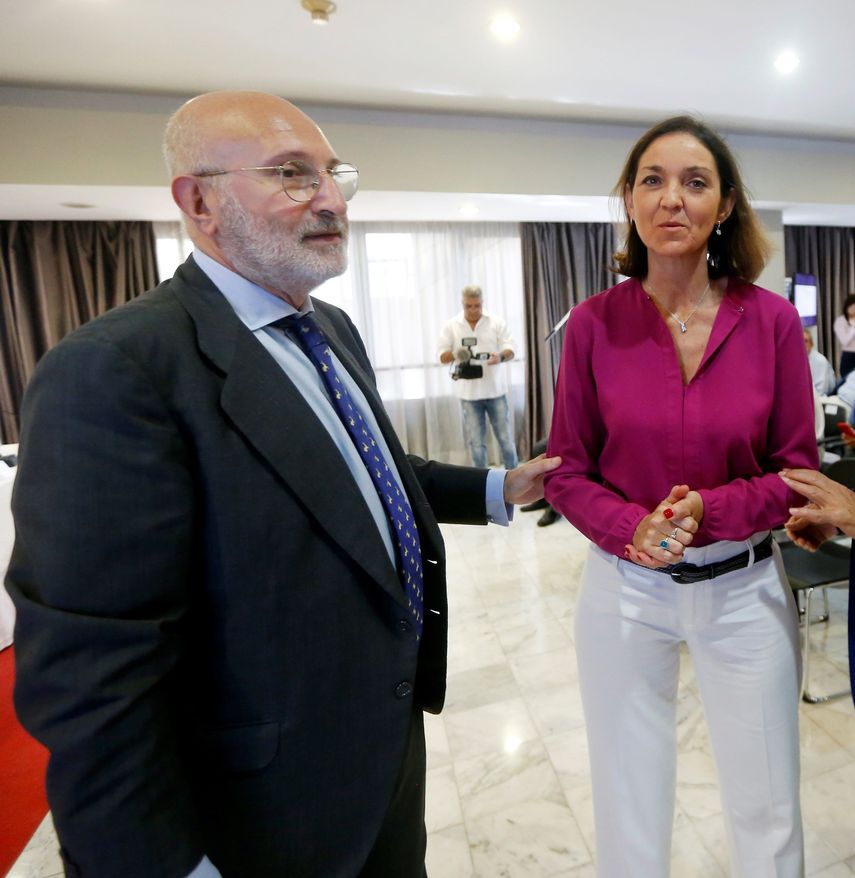 La Ministra de Turismo de España, María Reyes Maroto Illera (d), conversa con Juan Fernández Trigo (i), embajador de España en&nbsp;Cuba, antes de un encuentro con empresarios españoles este lunes, en La Habana