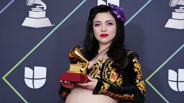 Mon Laferte posa en la sala de prensa tras ganar el Latin Grammy al mejor álbum cantautor, por Seis, el jueves 18 de noviembre de 2021 en el MGM Grand Garden Arena en Las Vegas.&nbsp;