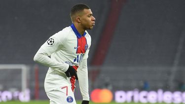 El delantero francés del Paris Saint-Germain, Kylian Mbappé, celebra el gol 2-3 durante el partido de ida de cuartos de final de la Liga de Campeones de la UEFA entre el FC Bayern de Múnich y el PS&nbsp;