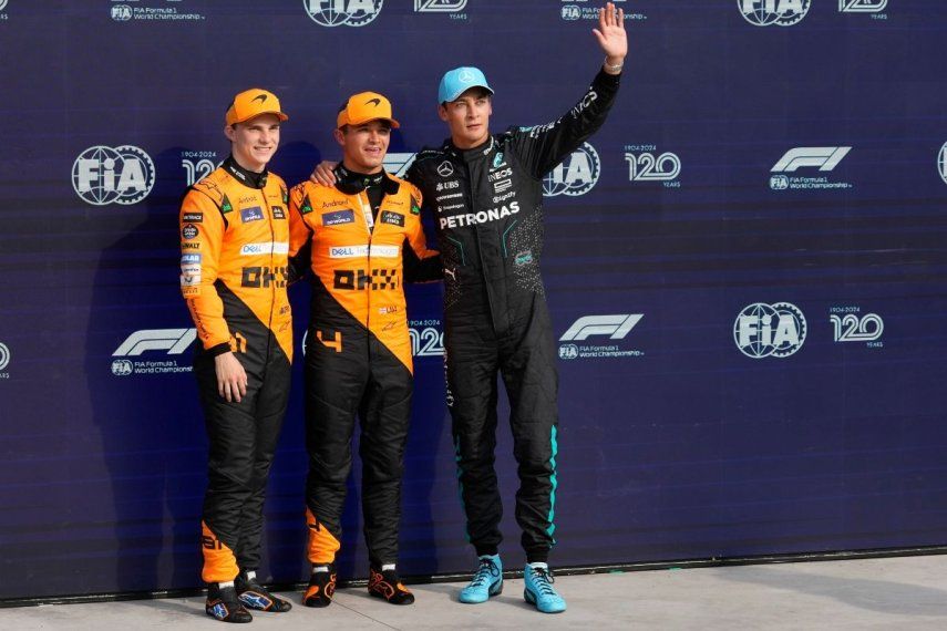 Lando Norris de McLaren celebra tras quedarse con la primera posición en la parrilla, junto a su compañero Oscar Piastri, que saldrá segundo, y George Russell de Mercedes, quien arrancará tercero en el Gran Premio de Italia luego de la calificación del sábado 31 de agosto del 2024.