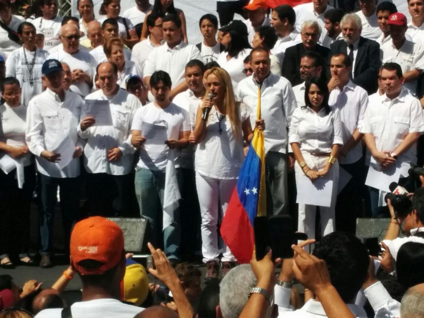 Manifestantes en la plaza José Martí, en Caracas. (Foto: Twitter)