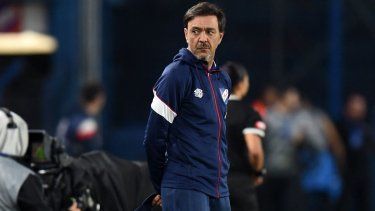 El director técnico uruguayo, Álvaro Recoba, en ese momento en el banquillo del Nacional, hace un gesto durante un partido, el 7 de mayo de 2024.