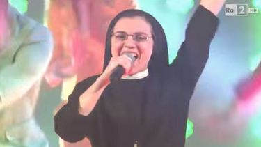 A lo largo del concurso, Scuccia interpretó temas como Livinon a Prayer, de Bon Jovi y Girls Just Want To Have Fun, de Cyndi Lauper (Captura Youtube)