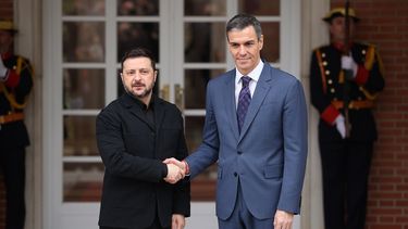 El presidente del Gobierno, Pedro Sánchez (d), recibe al presidente de Ucrania, Volodímir Zelenski (i), en La Moncloa, a 18 de marzo de 2026, en Madrid (España). Sánchez se reúne de nuevo este miércoles, 18 de marzo, con Zelenski en la que supone la cuarta visita a España de su homólogo ucraniano.