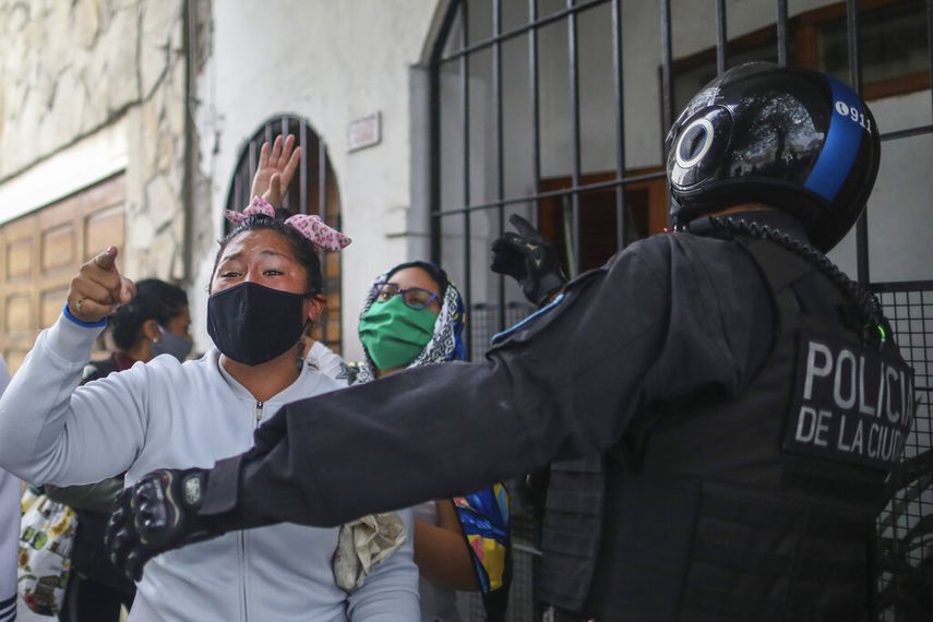 Familiares de los reclusos se re&uacute;nen afuera de la prisi&oacute;n de Villa Devoto en Buenos Aires, Argentina, el viernes 24 de abril de 2020. Los disturbios estallaron dentro de la prisi&oacute;n mientras los reclusos protestan porque, seg&uacute;n ellos, las autoridades no est&aacute;n haciendo lo suficiente para evitar la propagaci&oacute;n del coronavirus dentro de la prisi&oacute;n.