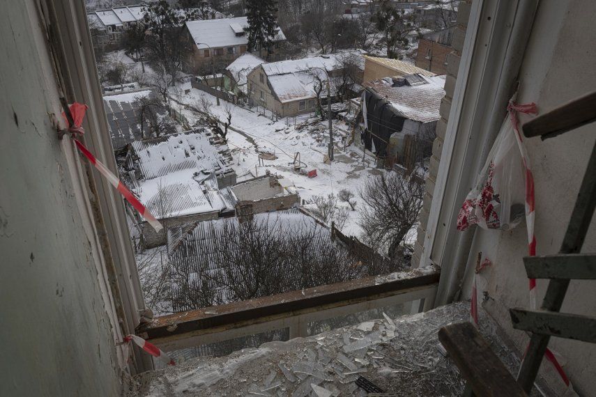 En la imagen, edificios afectados por los ataques con proyectiles rusos, en Kiev, Ucrania, el 11 de enero de 2023. (AP Foto/Andrew Kravchenko