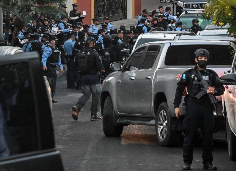 Miembros de las fuerzas especiales de la policía frente a la casa del expresidente de Honduras, Juan Orlando Hernández, en Tegucigalpa el 15 de febrero de 2022