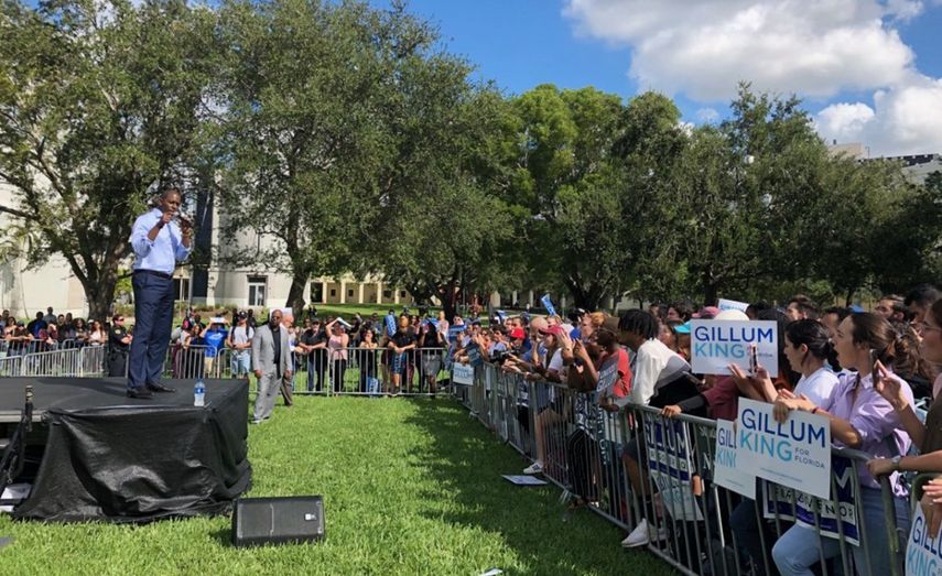El candidato demócrata a la Gobernación de la Florida, Andrew Gillum, habla en un acto informal celebrado en el exterior de un edificio de la FIU.