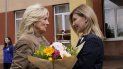 La primera dama de EEUU, Jill Biden, recibe flores de parte de la primera dama ucraniana, Olena Zelenska, en una escuela pública donde hay refugiados ucranianos, en Úzhgorod, Ucrania, el 8 de mayo de 2022. La primera dama de EEUU, Jill Biden, recibe flores de parte de la primera dama ucraniana, Olena Zelenska, en una escuela pública donde hay refugiados ucranianos, en Úzhgorod, Ucrania, el 8 de mayo de 2022.