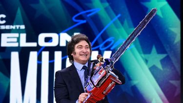 El presidente argentino Javier Milei sostiene una motosierra que dice Viva la libertad, maldita sea durante la Conferencia de Acción Política Conservadora (CPAC) anual en el Gaylord National Resort & Convention Center en National Harbor en Oxon Hill, Maryland, el 20 de febrero de 2025.&nbsp;