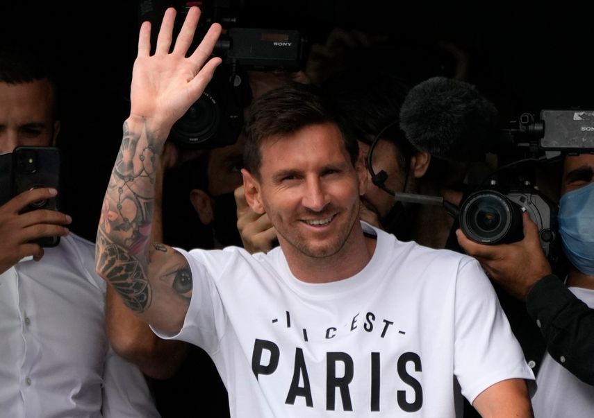 Lionel Messi saluda al arribar al aeropuerto Le Bourget, al norte de París, para integrarse al Paris Saint-Germain el martes, 10 de agosto del 2021