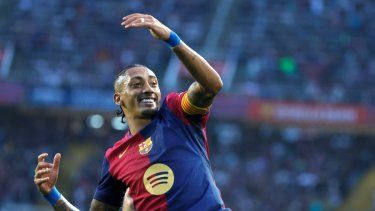 Raphinha tras anotar el segundo gol del Barcelona en la victoria 3-1 ante Espanyol en la Liga española, el domingo 3 de noviembre de 2024, en Barcelona. 