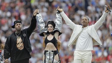 En esta fotografía de archivo del 15 de julio de 2018 Los cantantes Nicky Jam, izquierda, Will Smith, centro, y Era Istrefi durante su presentación en la ceremonia de clausura de la Copa Mundial de Fútbol 2018 entre Francia y Croacia en el Estadio Luzhniki en Moscú. 