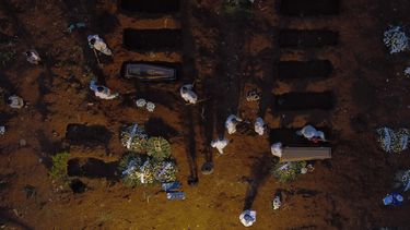 Foto de archivo aéreo tomada el 17 de abril de 2021 que muestra a trabajadores con equipo de protección como medida preventiva contra la propagación de la nueva enfermedad del coronavirus, COVID-19, enterrando ataúdes en el cementerio de Vila Formosa en Sao Paulo, Brasil. La segunda ola de la pandemia ha convertido a Brasil en el país con mayor mortalidad por COVID-19 en el continente y el hemisferio sur, informó el 20 de abril de 2021 a la AFP el investigador brasileño José Eustaquio Alves, profesor retirado del Instituto Brasileño de Geografía y Estadística (IBGE).