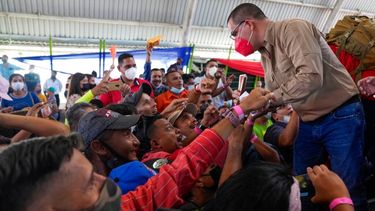 El excanciller y ahora candidato chavista, Jorge Arreaza, a la derecha, saluda a simpatizantes durante un evento, en Barinas, Venezuela.