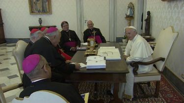 El papa Francisco junto a la directiva de la Conferencia Episcopal Venezolana, quienes presentan detalles de la crisis humanitaria en Venezuela.