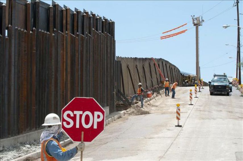 Fotografía de archivo del muro fronterizo que separa México de Estados Unidos en el paso de Deconcini en Nogales (Arizona) (EFE/Archivo)