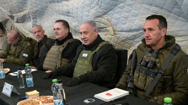 Esta fotografía difundida por la Oficina de Prensa del Gobierno (GPO) muestra al Primer Ministro israelí, Benjamin Netanyahu (centro-derecha) y al Ministro de Defensa, Israel Katz (centro-izquierda), sentados entre el Jefe de Estado Mayor del ejército, Herzi Halevi (derecha), y el Jefe del Mossad de Israel, David Barnea (segundo por la izquierda), en el Monte Hermón, en los Altos del Golán anexados, el 17 de diciembre de 2024. 