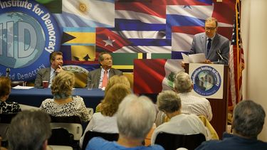 Carlos Alberto Montaner leyó la excelente ponencia, mezcla de análisis, historia y literatura, Castro y Chávez, las delirantes relaciones entre Cuba y Venezuela.