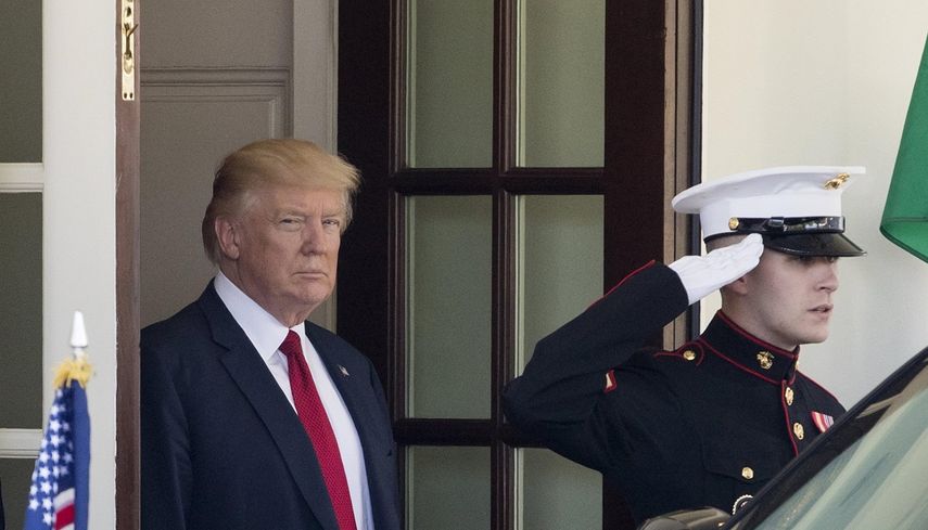 El presidente de EEUU, Donald J.&nbsp;Trump&nbsp;(c), a la salida de la Casa Blanca, en Washington.&nbsp;
