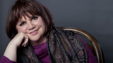 En esta foto del 17 de septiembre de 2013, la cantante estadounidense Linda Ronstadt posa en Nueva York para promocionar su libro de memorias Simple Dreams. La cantante ha manifestado su fascinación por la música mexicana. 