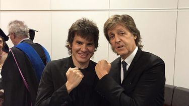 Coincid&iacute; dos veces con Paul McCartney&nbsp;en Reino Unido, una en 2015 y otra recientemente, desvela orgulloso el artista, a&ntilde;adiendo: En una de ellas, pude conversar un rato con &eacute;l.&nbsp;