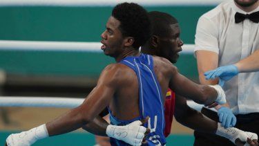 El estadounidense Roscoe Hill (primer plano) saluda al colombiano Yuberjen Martínez al final de su combate de peso mosca en el boxeo de los Juegos Panamericanos en Santiago, Chile, el martes 24 de octubre de 2023.