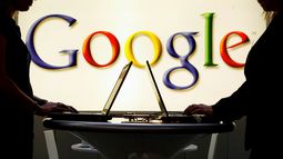 Dos mujeres frente al logo de Google.