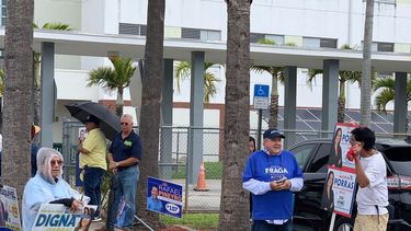 Ciudadanos asisten a la jornada de elecciones en la ciudad de Doral.&nbsp;
