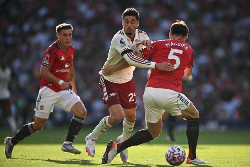 El centrocampista del Arsenal, Kai Havertz (centro), recibe una falta en un partido ante el Manchester United, el 17 de agosto de 2025.