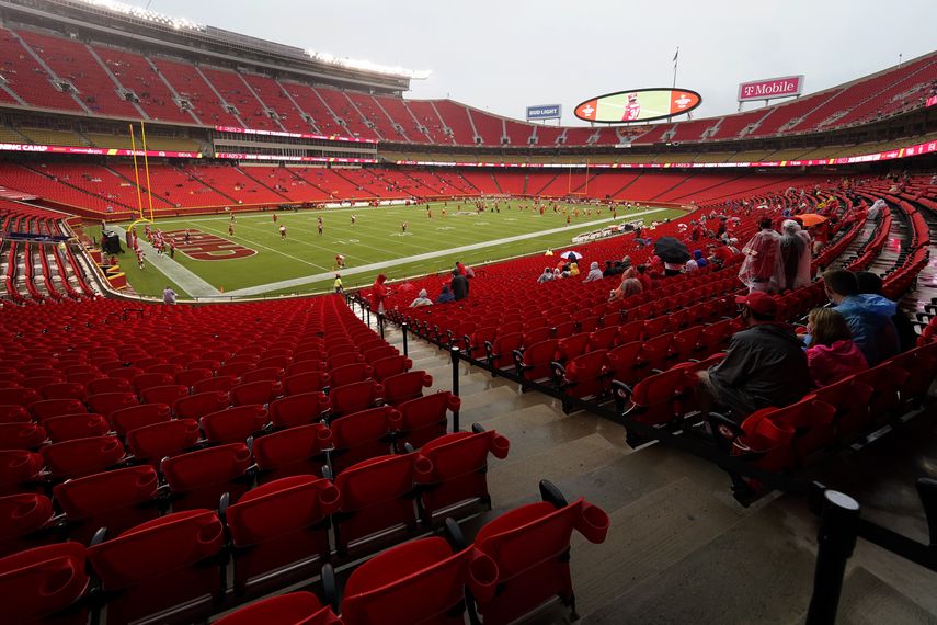 En imagen de archivo del 29 de agosto de 2020, aficionados de los Chiefs Kansas City presencian un entrenamiento del equipo en Arrowhead Stadium de Kansas City