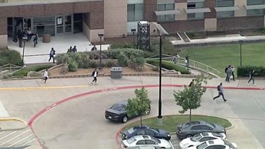 Algunos salen corriendo de&nbsp;North Lake College en Irving, Texas.